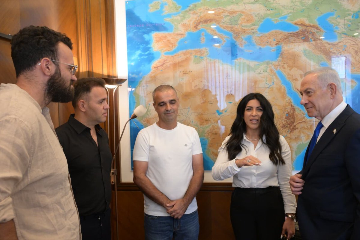 IsraelPersian's tweet photo. نخست‌وزیر نتانیاهو امروز در دفتر خود با قهرمانان پرواز فلای‌دبی یانیو هایون، اور پارد‌یلوف، و دکتر شوتا موسایف به همراه همسرش سیگالیت، دیدار کرد:
«تمام دنیا شاهد قهرمانی اسرائیلی‌هاست. شما در روز استقلال، مشعل قهرمانی مدنی را روشن خواهید کرد.»

نخست‌وزیر روایت تکان‌دهنده آن‌ها را از درگیری با خلبان مهاجم و تلاش برای نجات هواپیما شنید. او به آن‌ها گفت که با قهرمانیِ والا، هوشمندی و ایمان، مانع از وقوع فاجعه‌ای بزرگ شدند و جان انسان‌های بسیاری را نجات دادند.