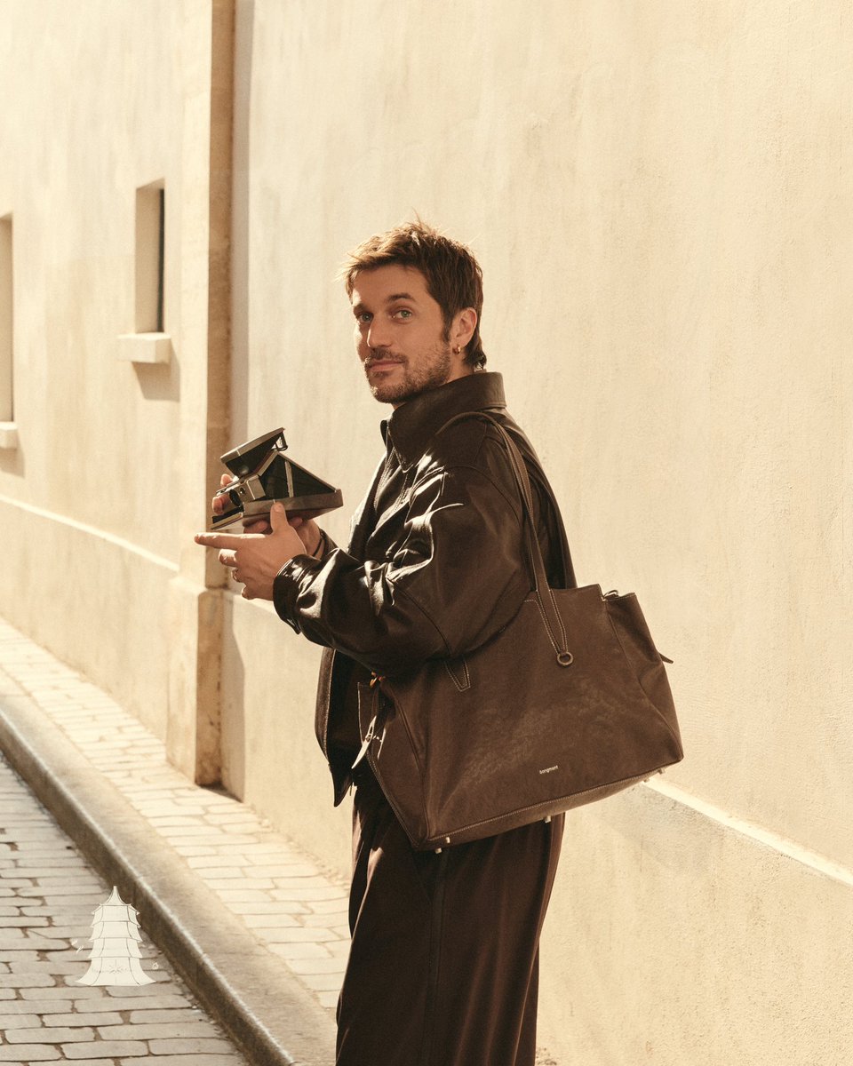 SongmontGlobal's tweet photo. Lucas Bravo takes us through Paris, seeing the city through his own lens. He wears a complete Songmont look, paired with the Lattice Tote Bag and the Yore Duffle Bag.

Explore more at https://t.co/As6BDufcSl

#SongofMont
#SongmontLatticeCollection
#SongmontYoreCollection https://t.co/EH8hEBjANy