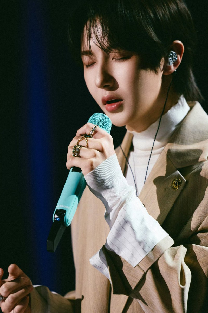kareenjun's tweet photo. gapernah terbayang akhirnya sampai dititik dimana ada foto renjun, rehearsalse sendirian, mempersiapkan perform solonya, dengan karya dari suara indahnya, dibawah gemerlap cahaya panggung yang indah, dengan title HUANG RENJUN STUDIO… gatau lagi mau ngomong apa selain BERSYUKUR, PENUH HARU, dan BANGGA. 

terima kasih sekali lagi untukmu huang renjun. kamu bisa di titik ini adalah sebuah pencapaian besar💛 semoga hal ini menjadi awalan dari kesuksesan karirmu dan kedepannya, seterusnya, dan untuk waktu yang lama segala karya serta pencapaianmu akan terlaksana dengan penuh suka cita dan kesuksesan. really really really proud of u bby❤️‍🩹