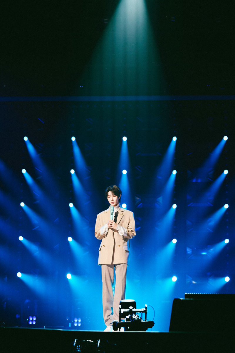 kareenjun's tweet photo. gapernah terbayang akhirnya sampai dititik dimana ada foto renjun, rehearsalse sendirian, mempersiapkan perform solonya, dengan karya dari suara indahnya, dibawah gemerlap cahaya panggung yang indah, dengan title HUANG RENJUN STUDIO… gatau lagi mau ngomong apa selain BERSYUKUR, PENUH HARU, dan BANGGA. 

terima kasih sekali lagi untukmu huang renjun. kamu bisa di titik ini adalah sebuah pencapaian besar💛 semoga hal ini menjadi awalan dari kesuksesan karirmu dan kedepannya, seterusnya, dan untuk waktu yang lama segala karya serta pencapaianmu akan terlaksana dengan penuh suka cita dan kesuksesan. really really really proud of u bby❤️‍🩹