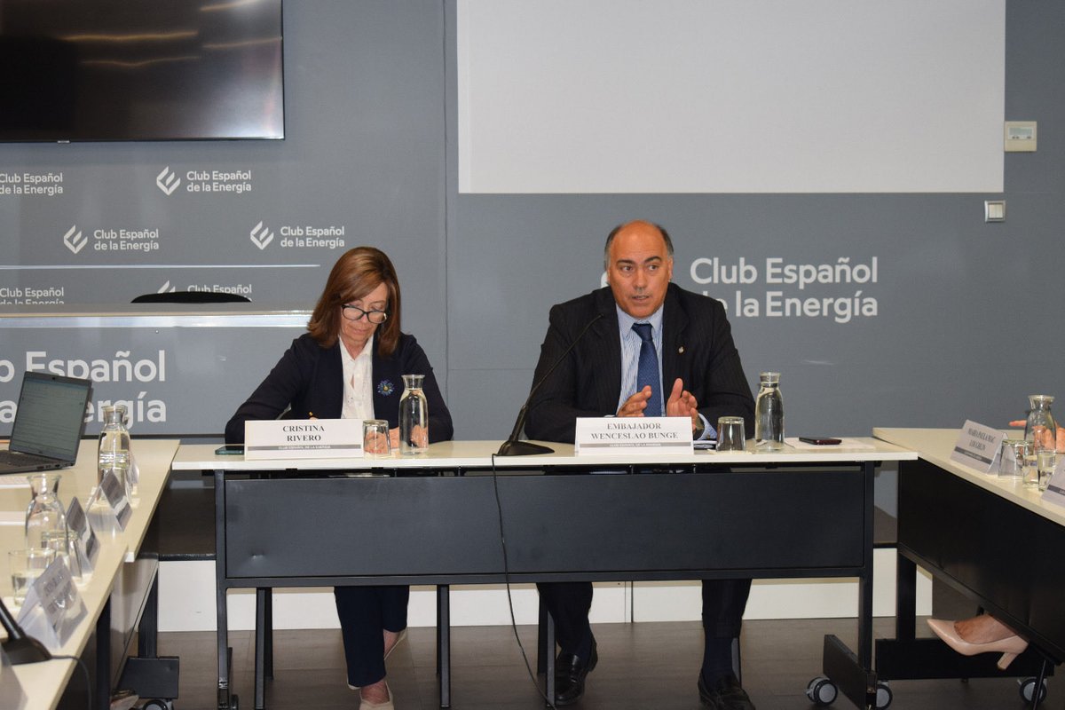 ARGenesp's tweet photo. ⚡️🇦🇷🇪🇸 En el Club Español de la Energía, el Embajador Bunge Saravia compartió las oportunidades de Argentina en recursos estratégicos, nuevos proyectos en el marco del #RIGI y cooperación e inversión entre 🇦🇷 y 🇪🇸.

📖 Próximamente, más detalles en “Cuadernos de la Energía”. https://t.co/PZ7Y3xrKZd