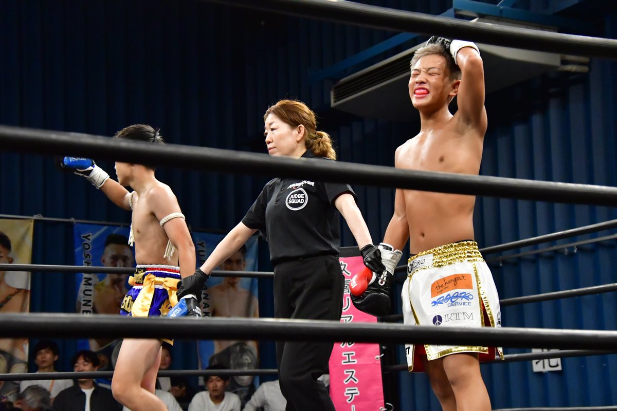 Executioner893's tweet photo. 小畑慶真選手がリュウセイ選手に1-2判定勝ち。KROSS×OVERムエタイ フライ級ワンデートーナメントを制覇した小畑選手には株式会社イサミさんより豪華賞品が贈呈。若き両選手の見応えあるムエタイマッチでした。
#KROSSOVER https://t.co/iIny4v4ueV