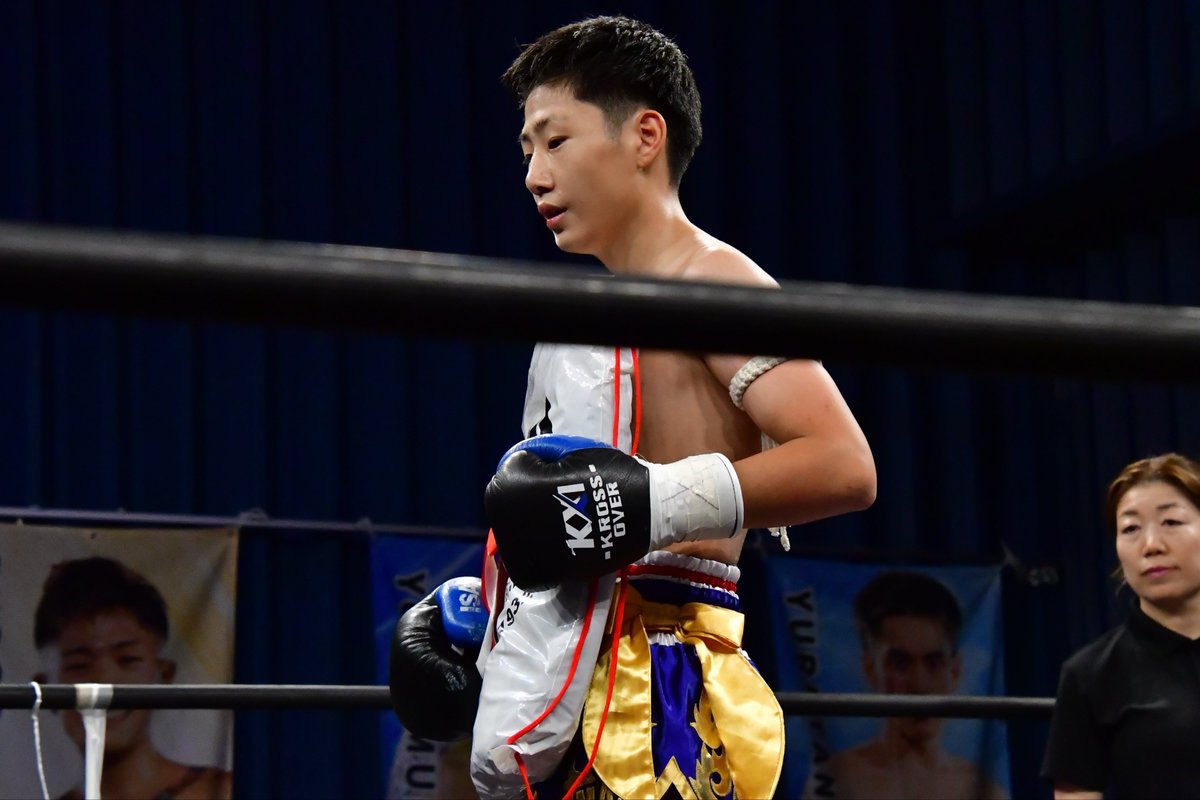 Executioner893's tweet photo. 小畑慶真選手がリュウセイ選手に1-2判定勝ち。KROSS×OVERムエタイ フライ級ワンデートーナメントを制覇した小畑選手には株式会社イサミさんより豪華賞品が贈呈。若き両選手の見応えあるムエタイマッチでした。
#KROSSOVER https://t.co/iIny4v4ueV