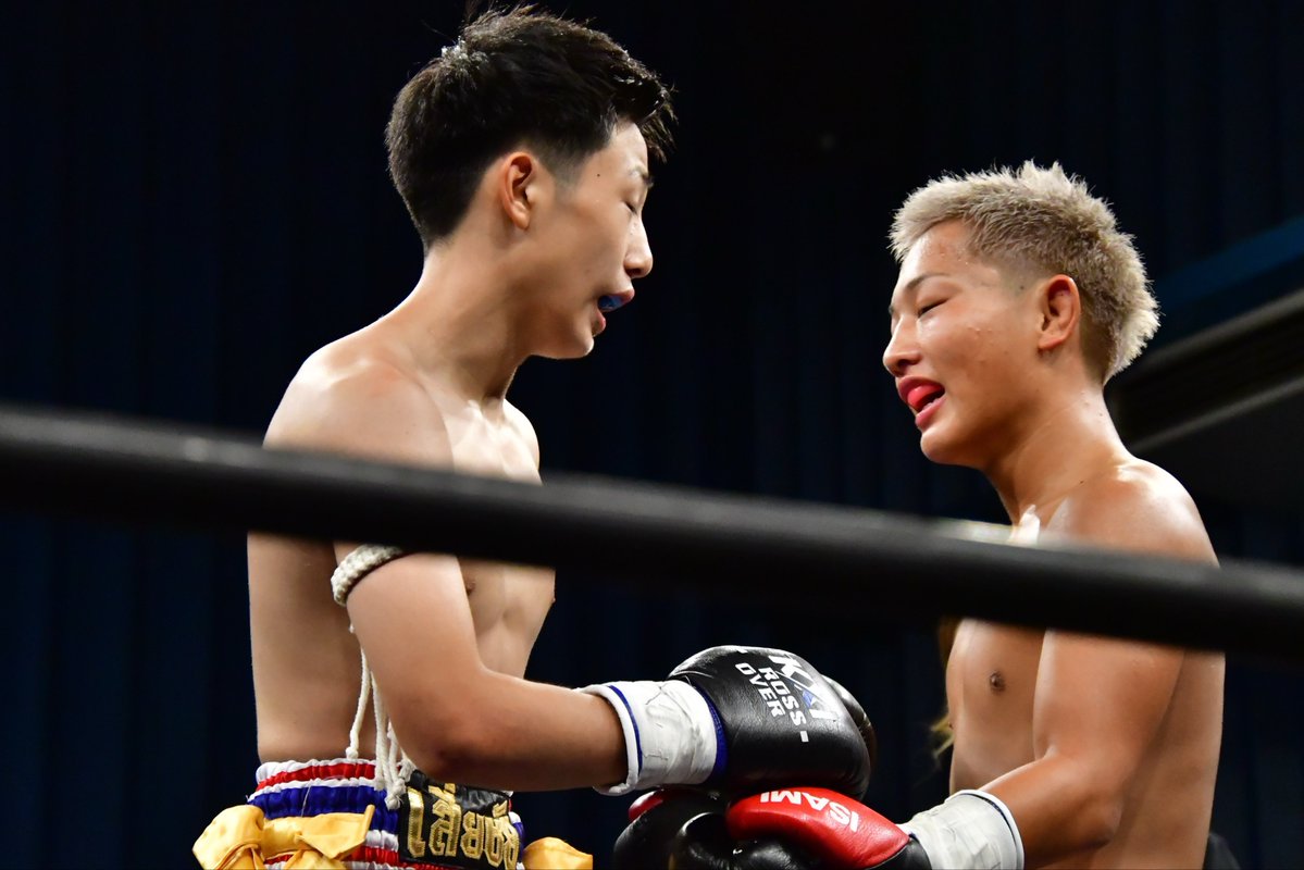 Executioner893's tweet photo. 小畑慶真選手がリュウセイ選手に1-2判定勝ち。KROSS×OVERムエタイ フライ級ワンデートーナメントを制覇した小畑選手には株式会社イサミさんより豪華賞品が贈呈。若き両選手の見応えあるムエタイマッチでした。
#KROSSOVER https://t.co/iIny4v4ueV