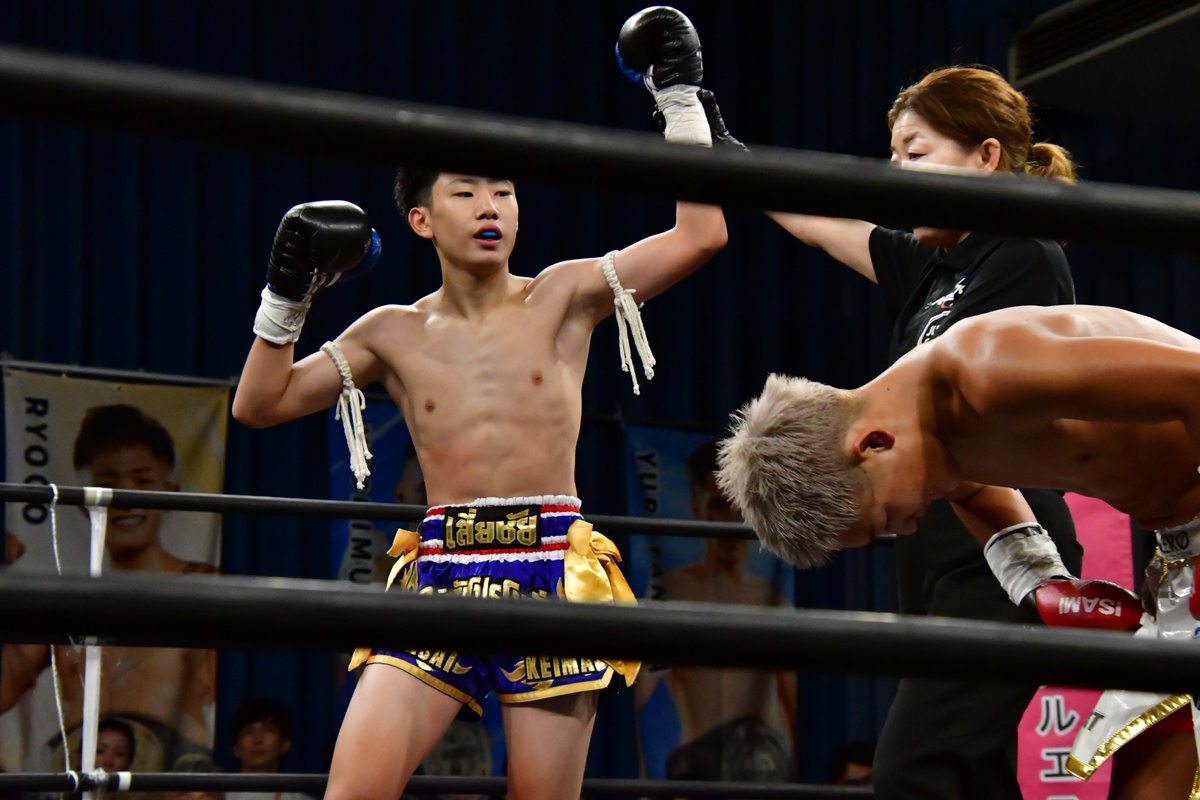 Executioner893's tweet photo. 小畑慶真選手がリュウセイ選手に1-2判定勝ち。KROSS×OVERムエタイ フライ級ワンデートーナメントを制覇した小畑選手には株式会社イサミさんより豪華賞品が贈呈。若き両選手の見応えあるムエタイマッチでした。
#KROSSOVER https://t.co/iIny4v4ueV