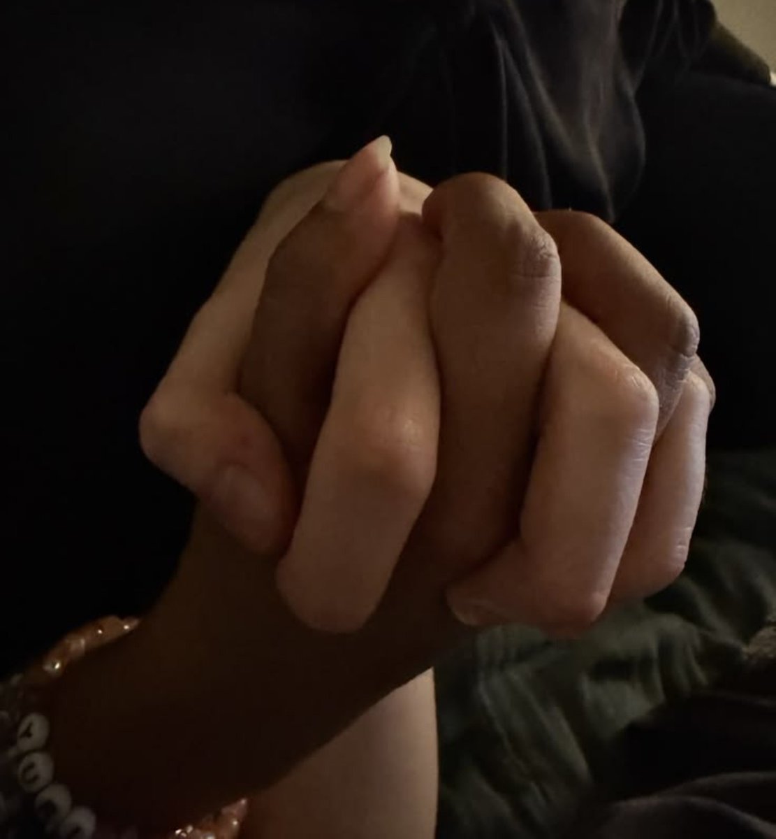 xandemms's tweet photo. Em 3 de outubro faremos 6 anos juntos e cada dia que passa estou mais obcecado por você 💛 @natdiasx

Como casal, nós elegemos o toque das mãos como nosso principal ponto de apoio físico e emocional: Segurar, acariciar, brincar, beijar, guiar. Somos unidos pelo estímulo SENSORIAL https://t.co/fzSszSOKh2