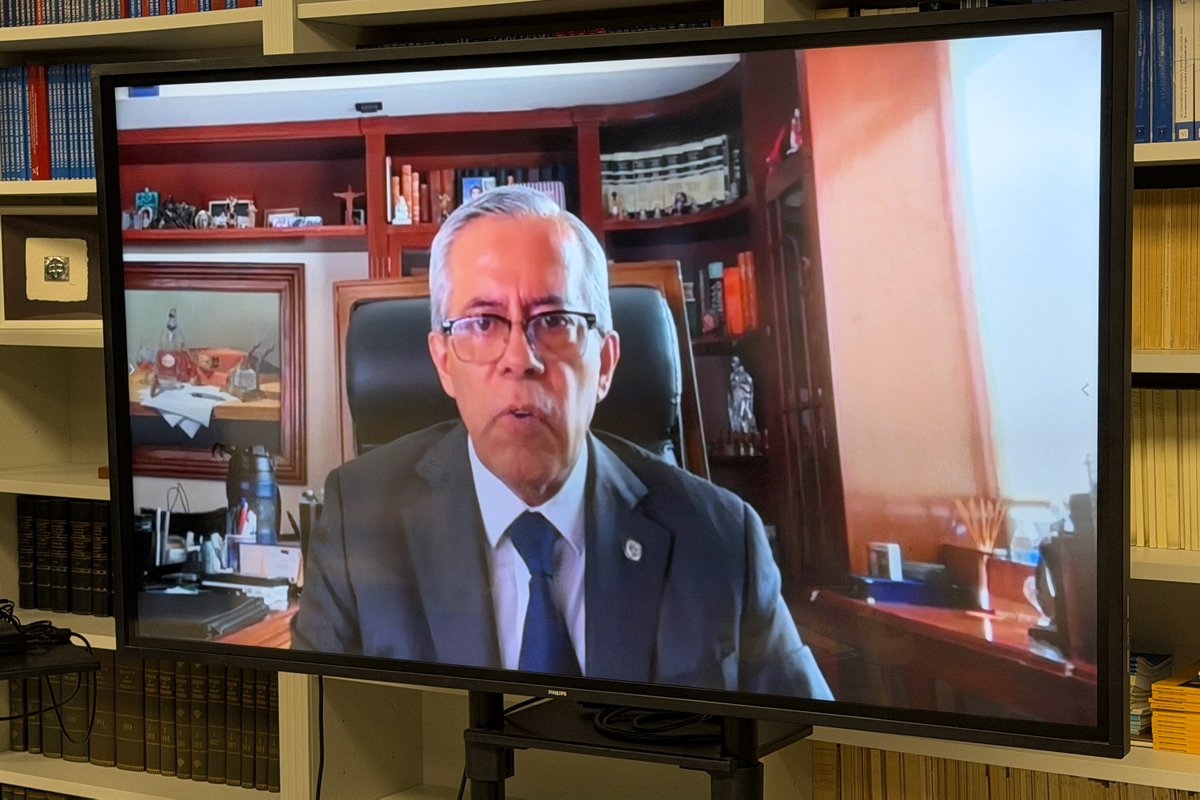 Notarios_ES's tweet photo. El presidente de la @uinl_org, David Figueroa, intervino ayer en nuestras 'X Jornadas sobre Seguridad Jurídica de las Inversiones en Iberoamérica'

👉🏻 @ascomdfigueroa reivindicó el papel del notario como "parte fundamental de la infraestructura jurídica que hace posible una transacción segura"

🗨️ "Una operación cuya validez puede ser cuestionada, una identidad que no fue correctamente comprobada, una propiedad cuya titularidad resulta incierta o un consentimiento viciado no son únicamente problemas jurídicos, son también problemas económicos: generan litigios, retrasos, costes, movilización de recursos y desconfianza", señaló