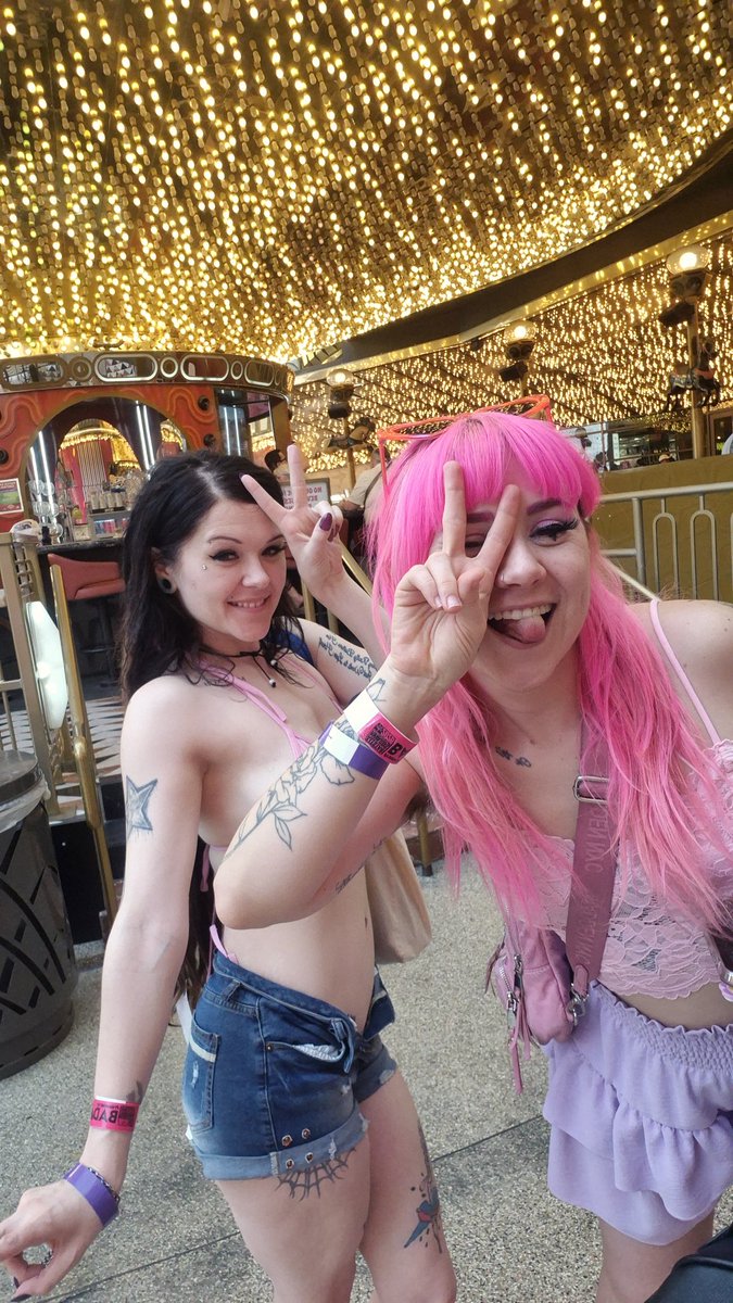 kactuskutie's tweet photo. happy birthday, @BlaizeyBBy!!! 🎉💕✨

i’ve had SO much fun creating with you, winning awards with you, and smoking weed with you! 🍁💕

everyone - use this thread to wish @BlaizeyBBy the happiest of bdays!!! 🌟

and check out my photography of her on @kactuskamera 📸💐💕 https://t.co/e9o5YKosJd