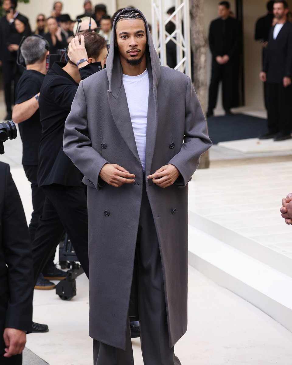 vsrsus's tweet photo. Hugo Ekitike sat front row with Anna Wintour for Balenciaga at Paris Fashion Week. https://t.co/rZWcV7xXPw
