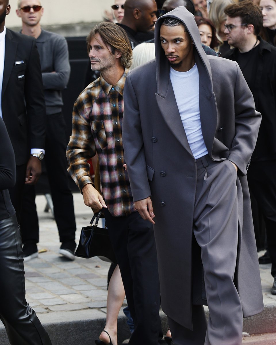 vsrsus's tweet photo. Hugo Ekitike sat front row with Anna Wintour for Balenciaga at Paris Fashion Week. https://t.co/rZWcV7xXPw