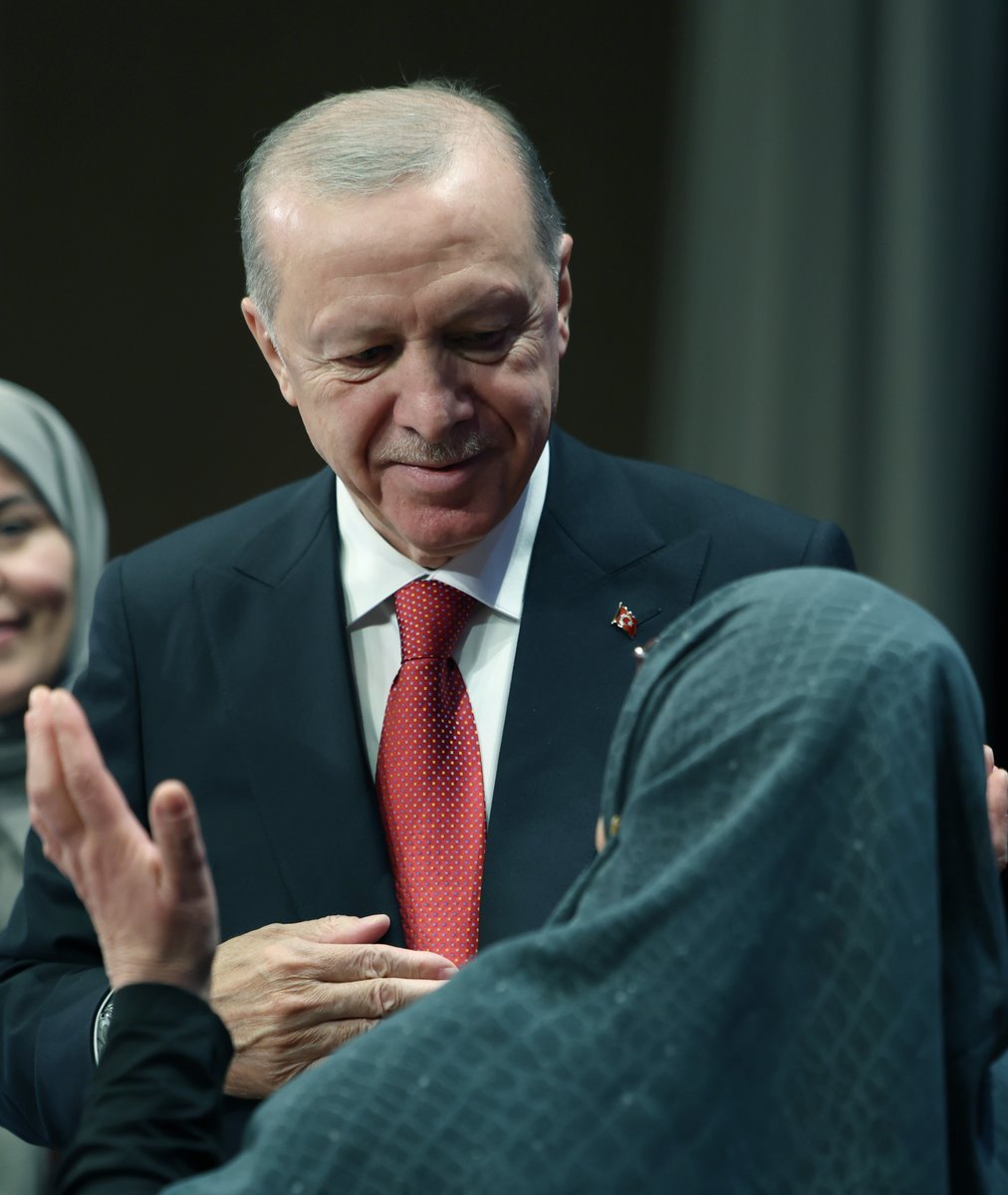 RTErdogan's tweet photo. AK Parti Kadın Kolları Mahalle Başkanları İstişare ve Değerlendirme Toplantımızın hayırlara vesile olmasını diliyor, ana kademeden il ve ilçe teşkilatlarımıza, Kadın ve Gençlik Kollarımızdan mahalle başkanlıklarımıza kadar Partimizin farklı birimlerinde görev yapan hanım kardeşlerime selamlarımı gönderiyorum.

Toplantı kapsamında yapılacak oturumların ufuk açıcı olmasını; tespit ve teşhislerin hepimiz için verimli, bereketli ve inşallah faydalı neticeler hasıl etmesini Rabb’imden niyaz ediyorum.