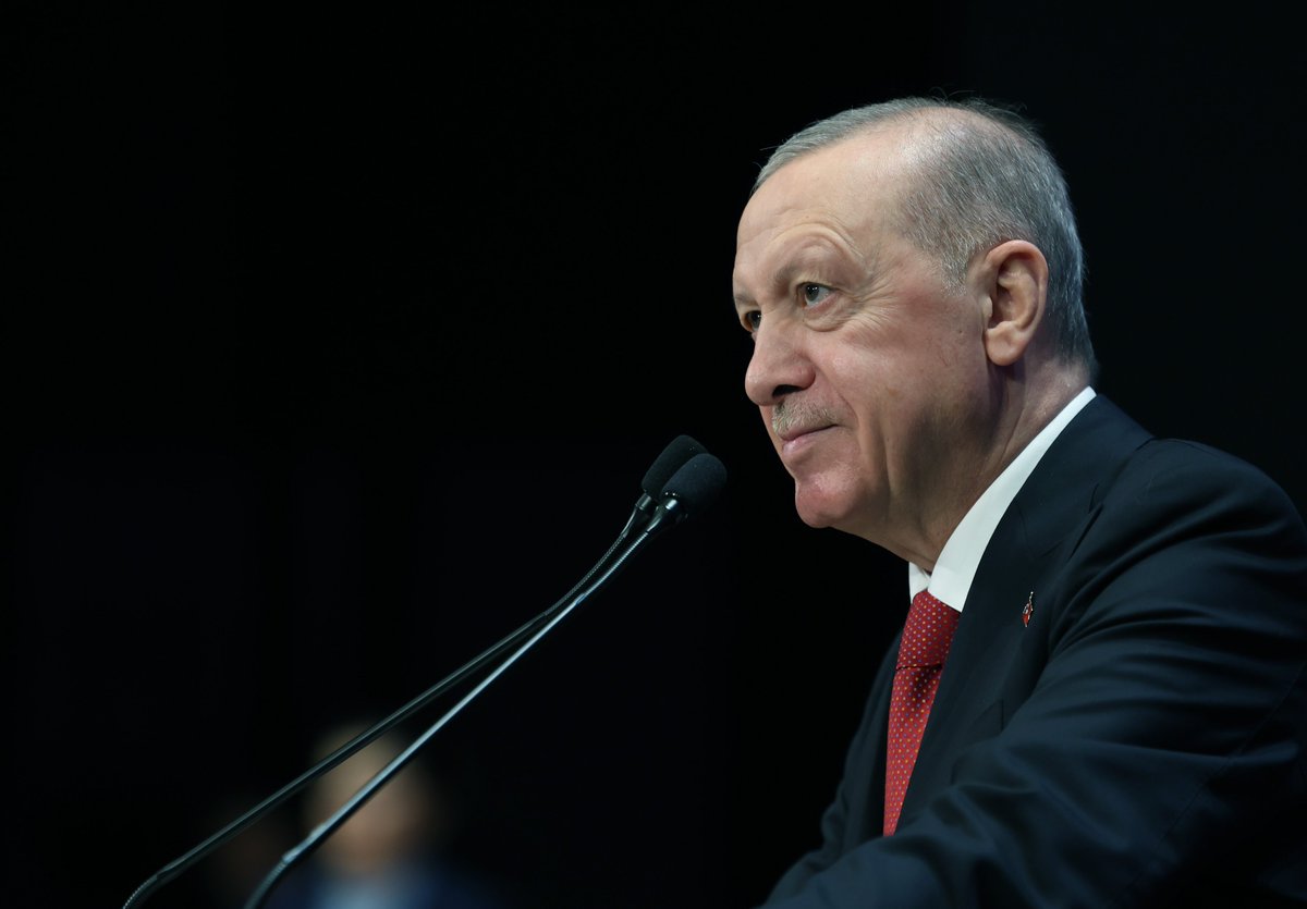RTErdogan's tweet photo. AK Parti Kadın Kolları Mahalle Başkanları İstişare ve Değerlendirme Toplantımızın hayırlara vesile olmasını diliyor, ana kademeden il ve ilçe teşkilatlarımıza, Kadın ve Gençlik Kollarımızdan mahalle başkanlıklarımıza kadar Partimizin farklı birimlerinde görev yapan hanım kardeşlerime selamlarımı gönderiyorum.

Toplantı kapsamında yapılacak oturumların ufuk açıcı olmasını; tespit ve teşhislerin hepimiz için verimli, bereketli ve inşallah faydalı neticeler hasıl etmesini Rabb’imden niyaz ediyorum.
