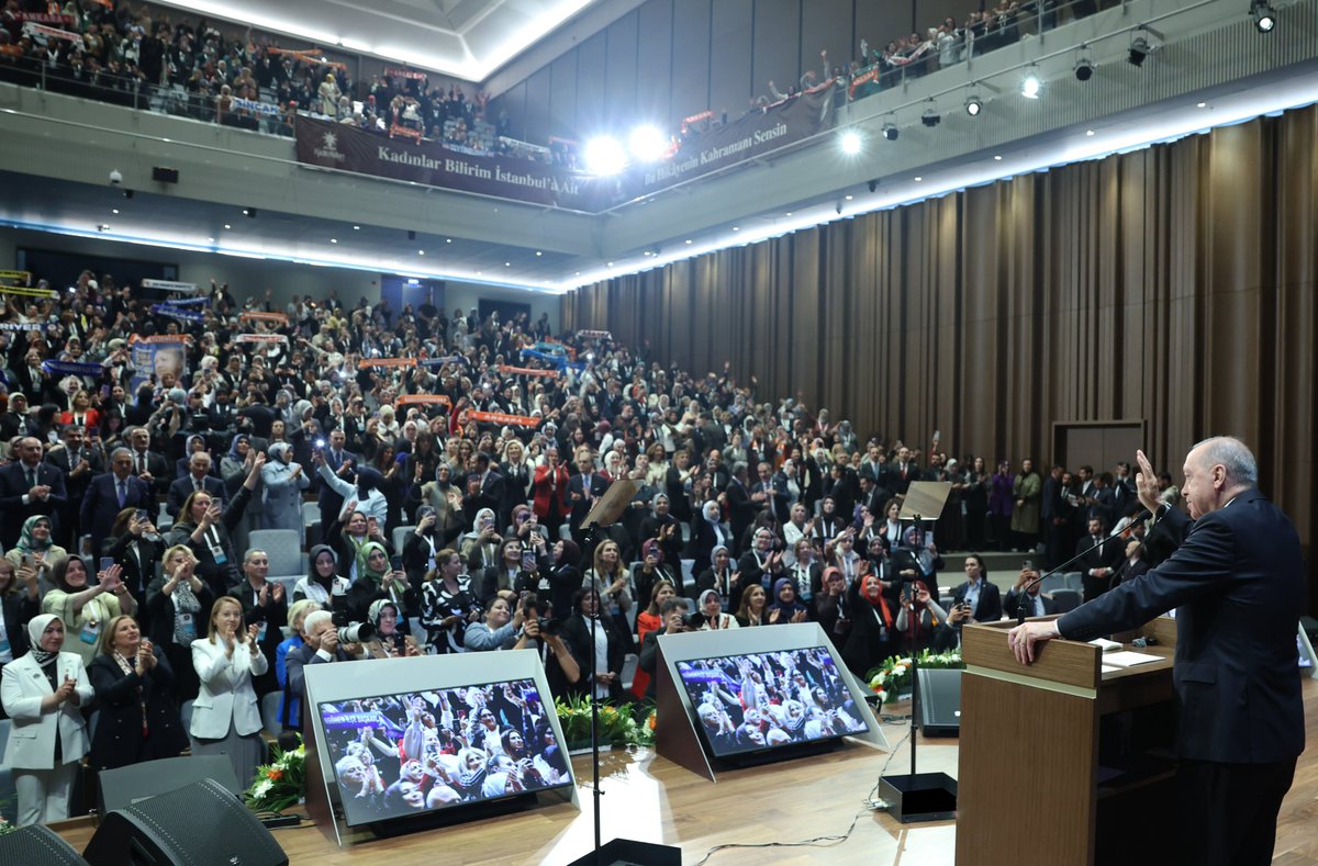 RTErdogan's tweet photo. AK Parti Kadın Kolları Mahalle Başkanları İstişare ve Değerlendirme Toplantımızın hayırlara vesile olmasını diliyor, ana kademeden il ve ilçe teşkilatlarımıza, Kadın ve Gençlik Kollarımızdan mahalle başkanlıklarımıza kadar Partimizin farklı birimlerinde görev yapan hanım kardeşlerime selamlarımı gönderiyorum.

Toplantı kapsamında yapılacak oturumların ufuk açıcı olmasını; tespit ve teşhislerin hepimiz için verimli, bereketli ve inşallah faydalı neticeler hasıl etmesini Rabb’imden niyaz ediyorum.