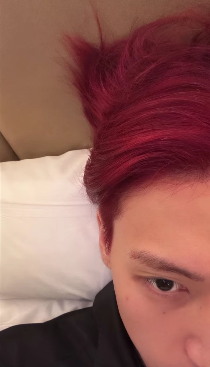 JWYcomfort's tweet photo. WDYM WOOYOUNG IS BACK TO RED HAIR AAAAAAA CHERRYOUNG IS BACK AGAIN 😭😭😭😭 https://t.co/NJ3e3FUWOX