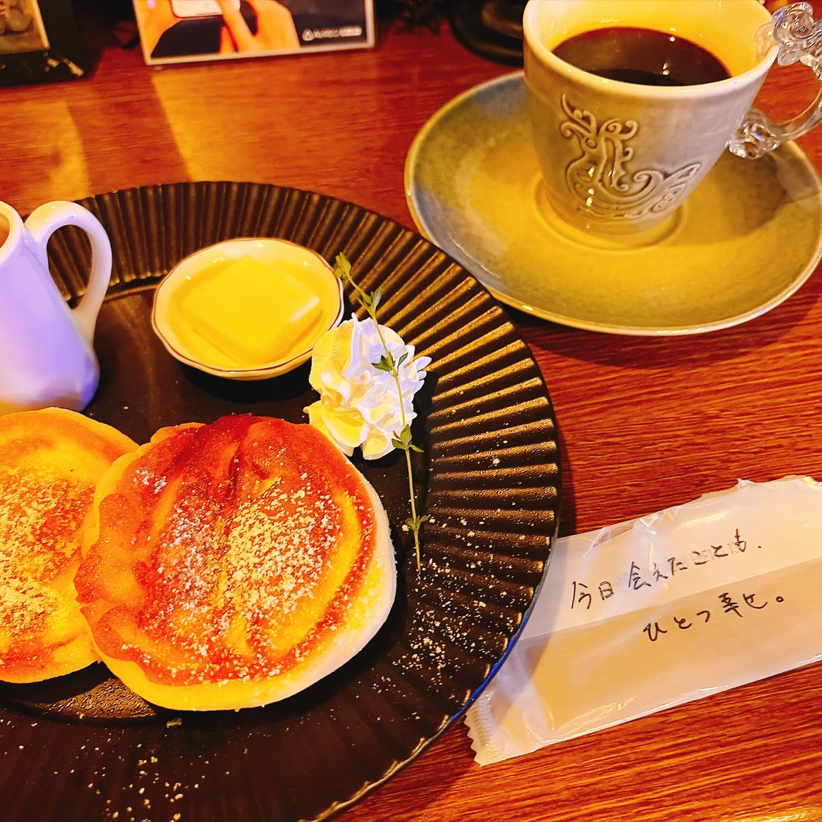 Kyon_vividcrow's tweet photo. シゴオワから21時からオープンするというカフェ「Yaya cafe」へ行きました☕️
スフレパンケーキふわふわでとても美味しかったです☺️
深入りのコーヒーと相性抜群でした✨️

おしぼりのメッセージはランダムだそうです☺️ https://t.co/5bZyrcovn4