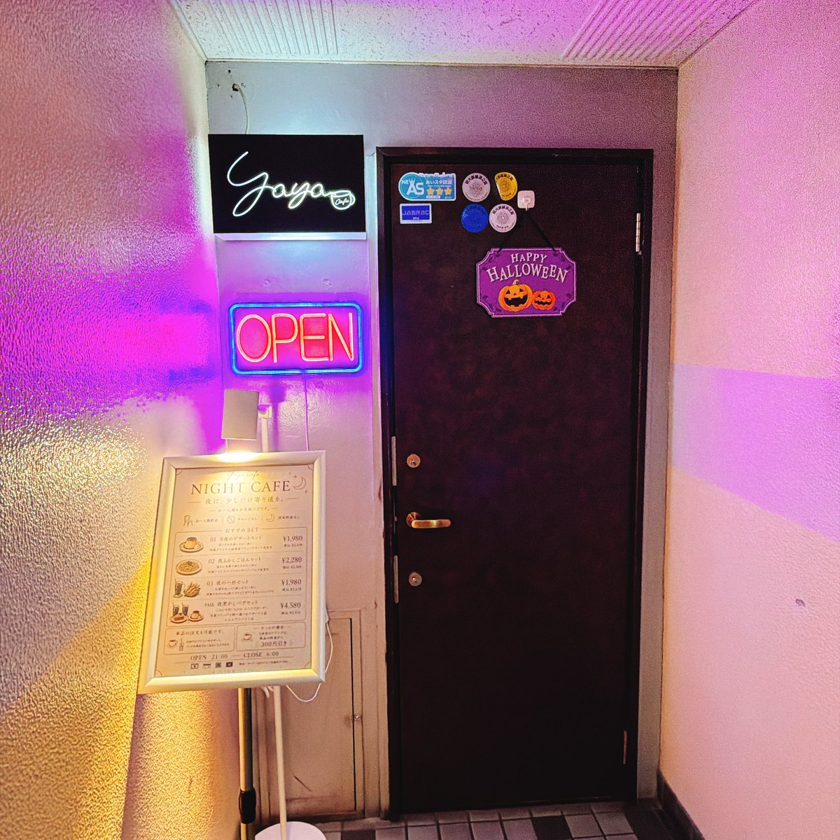 Kyon_vividcrow's tweet photo. シゴオワから21時からオープンするというカフェ「Yaya cafe」へ行きました☕️
スフレパンケーキふわふわでとても美味しかったです☺️
深入りのコーヒーと相性抜群でした✨️

おしぼりのメッセージはランダムだそうです☺️ https://t.co/5bZyrcovn4