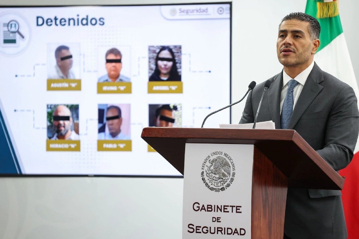 HoraNoticia2014's tweet photo. #HoraNoraNoticia #QuintanaRoo
EN LA MIRA DE “OPERATIVO ENJAMBRE” MANDOS POLICIACOS EN QUINTANA ROO, LOS PRINCIPALES SON CANCÚN Y PLAYA DEL CARMEN.   
Lo que dio inició como una estrategia federal enfocada en  https://t.co/goKxPW2vdz https://t.co/Wop2zWrahX