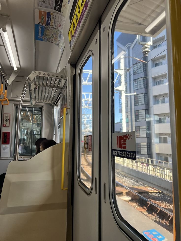 idcfushiguro's tweet photo. transporte público 😐😐 https://t.co/7UZQequZZD
