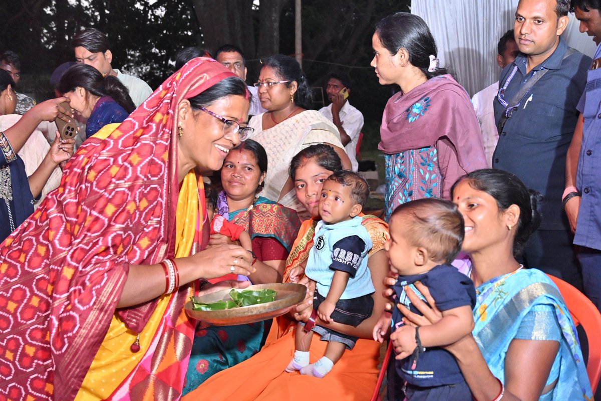 uddheshwari's tweet photo. आज कुसमी विकासखण्ड के ग्राम पंचायत कोरंधा में सेवा संकल्प अभियान के तहत आयोजित “सेवा सेतु अभियान” में शामिल हुई।

इस दौरान ग्रामीणों की समस्याओं एवं आवश्यकताओं की जानकारी ली तथा पात्र हितग्राहियों को आयुष्मान कार्ड, जाति प्रमाण पत्र एवं आवास की चाबी सहित विभिन्न योजनाओं का लाभ वितरित किया। साथ ही बच्चों के अन्नप्राशन संस्कार में शामिल हुई।

ग्रामीणों को शासन की जनकल्याणकारी योजनाओं का लाभ दिलाने एवं समस्याओं के त्वरित निराकरण हेतु संबंधित अधिकारियों को आवश्यक निर्देश दी।

इस अवसर पर जिला पंचायत अध्यक्ष श्रीमती हीरामुनि निकुंज जी, जनपद पंचायत अध्यक्ष श्रीमती बसंती भगत जी, नगर पंचायत उपाध्यक्ष श्री आनंद जायसवाल जी एवं जनपद पंचायत उपाध्यक्ष श्री अशोक सोनी जी, मंडल अध्यक्ष श्रीमती शशि टोप्पो जी एवं मंडल के पदाधिकारीगण, वरिष्ठ कार्यकर्तागण, तहसीलदार, विकासखंड परियोजना अधिकारी, सहायक विकासखंड शिक्षा अधिकारी समेत अन्य विभाग के अधिकारी-कर्मचारी, जनपद सदस्यगण, सरपंचगण एवं बड़ी संख्या में ग्रामवासीगण शामिल रहे।

#सामरी #बलरामपुर #सेवा_संकल्प_अभियान #BJP4CGState