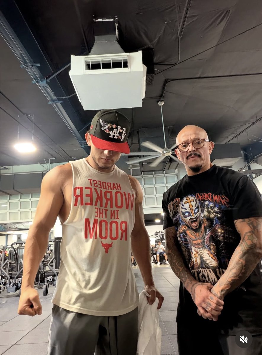 WrestlinClub's tweet photo. ري ميستريو مع دراغون لي بدون القناع. https://t.co/h6dcoyEyFz