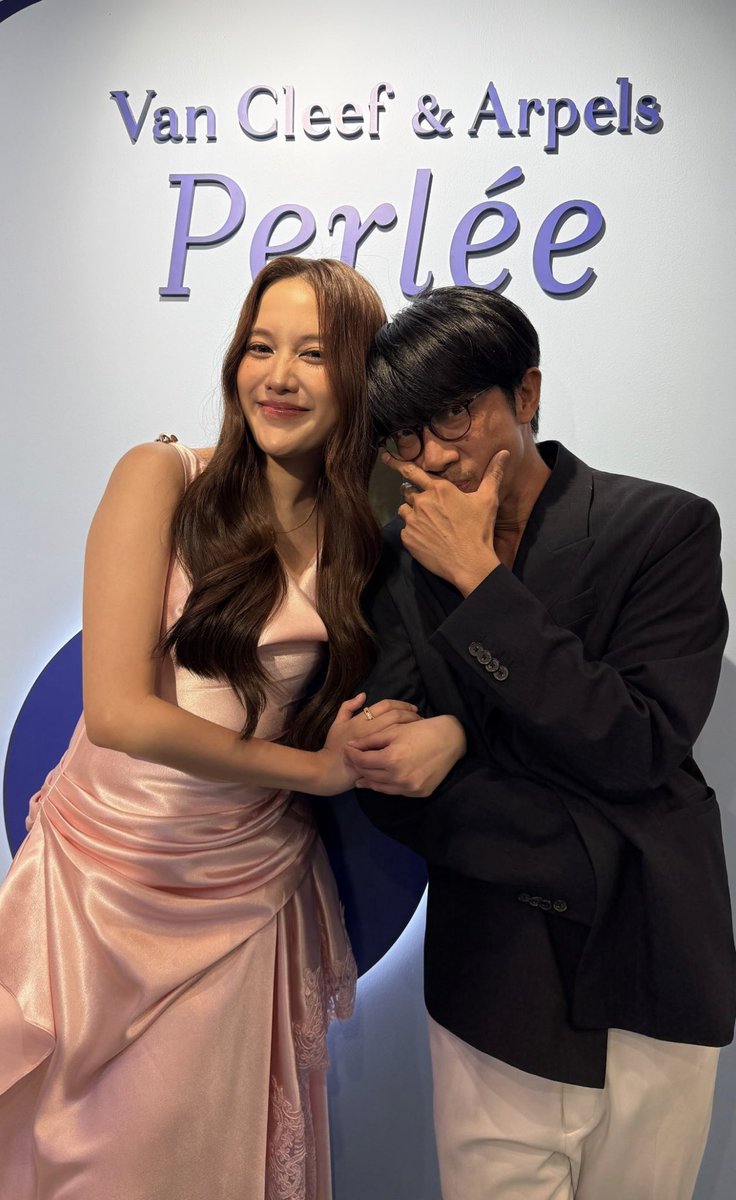 chau_quynh52503's tweet photo. Freen with EIC of Elle Men Thailand

#VCAPerlee 
#VCAPerleeTH 
#VanCleefArpels https://t.co/GEWeqlPQOi