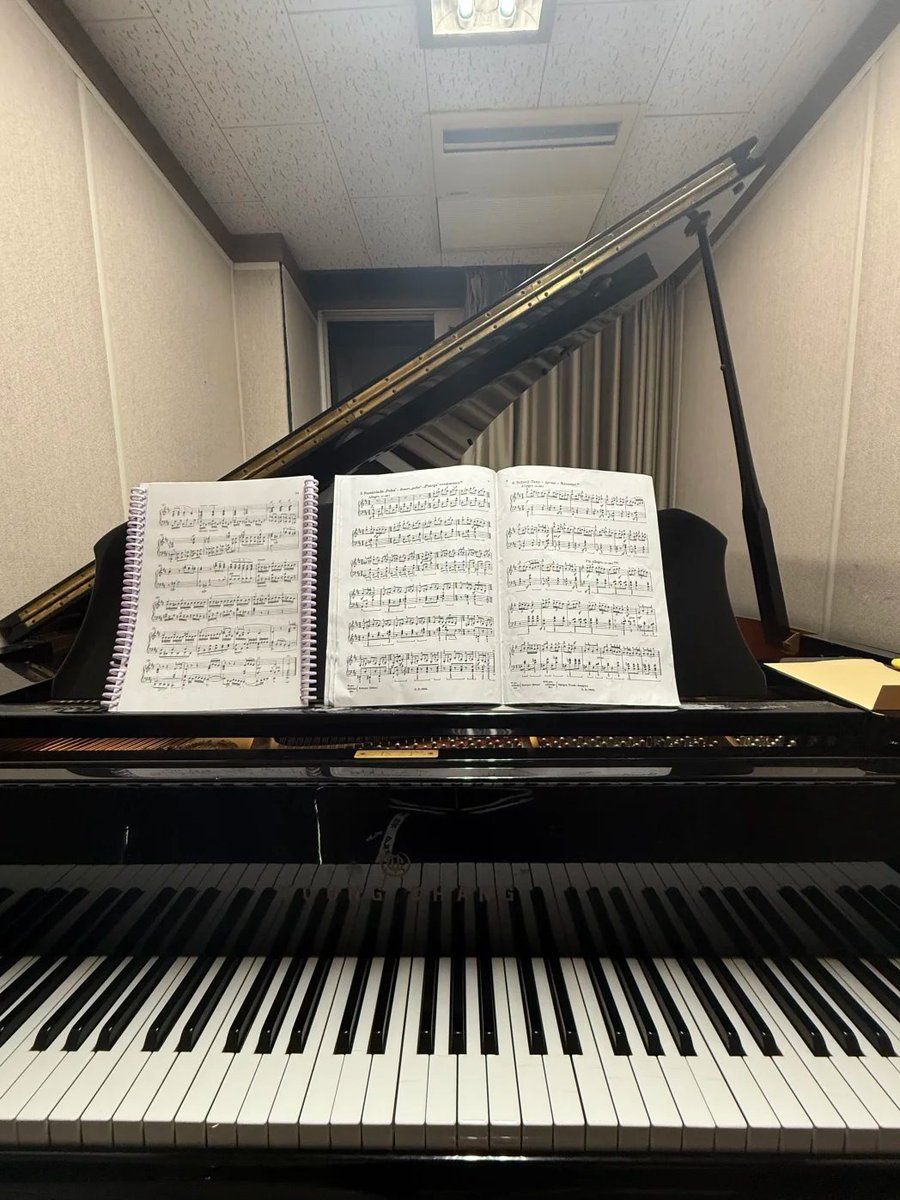 Donna_LSQ's tweet photo. I love the discipline and restraint of classical music, as well as the freedom and relaxation of modern pieces. Compared to words, I’m more drawn to expressing emotions through the sound of the piano. Every chord I press carries a feeling and a story from that moment. https://t.co/7bFJ8zDiJP