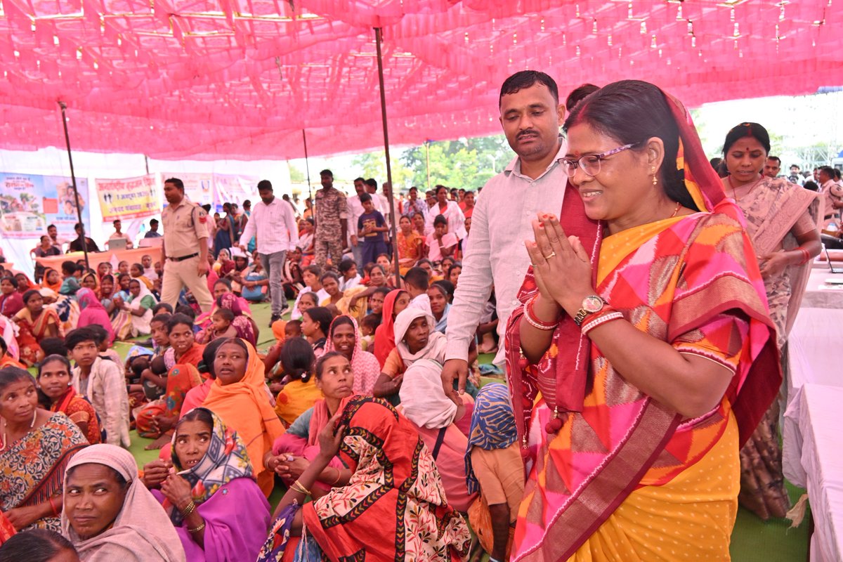 uddheshwari's tweet photo. आज कुसमी विकासखण्ड के ग्राम पंचायत कोरंधा में सेवा संकल्प अभियान के तहत आयोजित “सेवा सेतु अभियान” में शामिल हुई।

इस दौरान ग्रामीणों की समस्याओं एवं आवश्यकताओं की जानकारी ली तथा पात्र हितग्राहियों को आयुष्मान कार्ड, जाति प्रमाण पत्र एवं आवास की चाबी सहित विभिन्न योजनाओं का लाभ वितरित किया। साथ ही बच्चों के अन्नप्राशन संस्कार में शामिल हुई।

ग्रामीणों को शासन की जनकल्याणकारी योजनाओं का लाभ दिलाने एवं समस्याओं के त्वरित निराकरण हेतु संबंधित अधिकारियों को आवश्यक निर्देश दी।

इस अवसर पर जिला पंचायत अध्यक्ष श्रीमती हीरामुनि निकुंज जी, जनपद पंचायत अध्यक्ष श्रीमती बसंती भगत जी, नगर पंचायत उपाध्यक्ष श्री आनंद जायसवाल जी एवं जनपद पंचायत उपाध्यक्ष श्री अशोक सोनी जी, मंडल अध्यक्ष श्रीमती शशि टोप्पो जी एवं मंडल के पदाधिकारीगण, वरिष्ठ कार्यकर्तागण, तहसीलदार, विकासखंड परियोजना अधिकारी, सहायक विकासखंड शिक्षा अधिकारी समेत अन्य विभाग के अधिकारी-कर्मचारी, जनपद सदस्यगण, सरपंचगण एवं बड़ी संख्या में ग्रामवासीगण शामिल रहे।

#सामरी #बलरामपुर #सेवा_संकल्प_अभियान #BJP4CGState