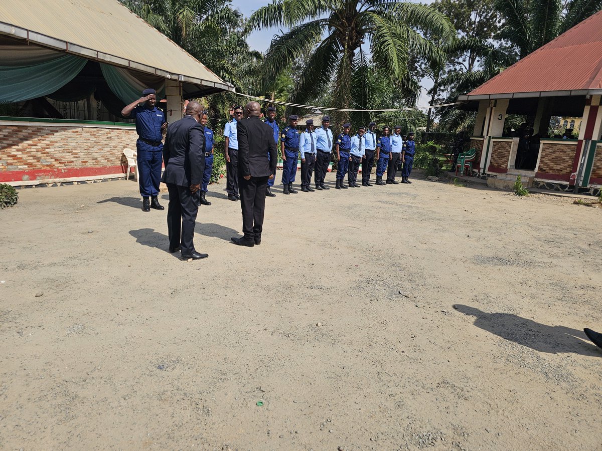 MininterInfosBi's tweet photo. Première tournée du Ministre @MininterInfosBi dans les commissariats provinciaux de @Burundi_Police : aujourd'hui, il a débuté ces premières descentes de causeries morales avec les policiers de la @Bujaprov2025 au cercle des officiers @Burundi_Police de #Ngagara. https://t.co/2RavUE4Xpj