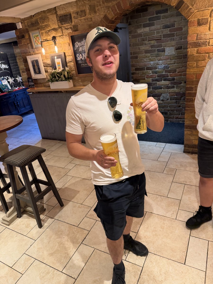 jvev02's tweet photo. #2for1 peroni at the old rectory #letshaveitoff #6pound50wellspent https://t.co/ug3qnqP8yt