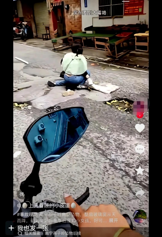 tamikosumnnz's tweet photo. Un nio se cayó y se rasgó la ropa en la calle, una seora desconocida le ayudó a recoger sus libros, le limpió las rodillas y le dio una chocolatina. Esos pequeos actos de bondad calientan el corazón. https://t.co/oVl9wOu0uC