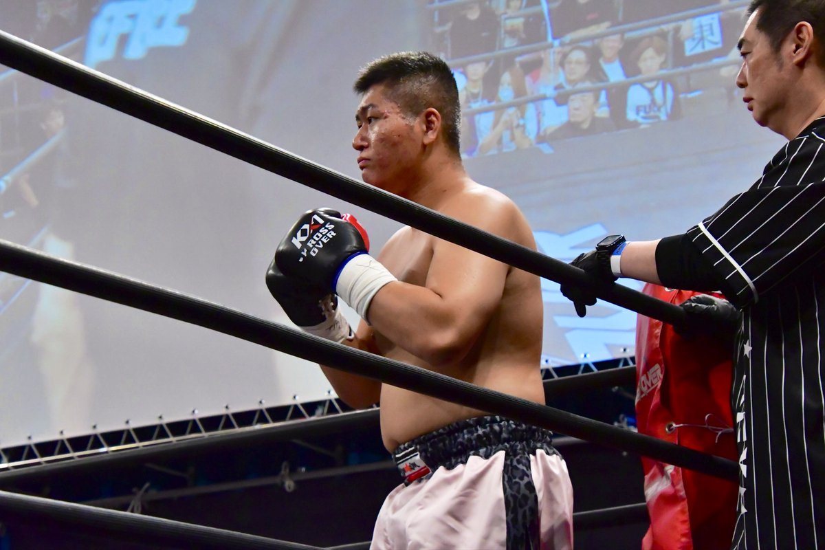 Executioner893's tweet photo. 第15試合 ヘビー級3分3R 加藤祥多郎選手（MONSTAR GYM）vs USHIDA HAYATO選手（TOKYO PARSONAL)。加藤選手のセコンドには10/11(日曜) KROSSxOVER.37でバンタム級 -53kg第2代王座決定トーナメント決勝戦に挑む同門の遠山翔太選手が付く。ノンストップのヘビー級攻防でミドルを何発も繰り出し続けた加藤選手だ。
#KROSSOVER