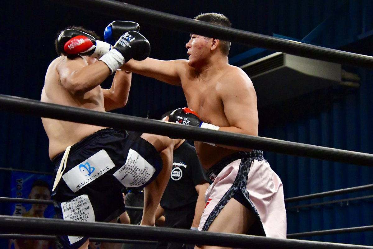 Executioner893's tweet photo. 第15試合 ヘビー級3分3R 加藤祥多郎選手（MONSTAR GYM）vs USHIDA HAYATO選手（TOKYO PARSONAL)。加藤選手のセコンドには10/11(日曜) KROSSxOVER.37でバンタム級 -53kg第2代王座決定トーナメント決勝戦に挑む同門の遠山翔太選手が付く。ノンストップのヘビー級攻防でミドルを何発も繰り出し続けた加藤選手だ。
#KROSSOVER