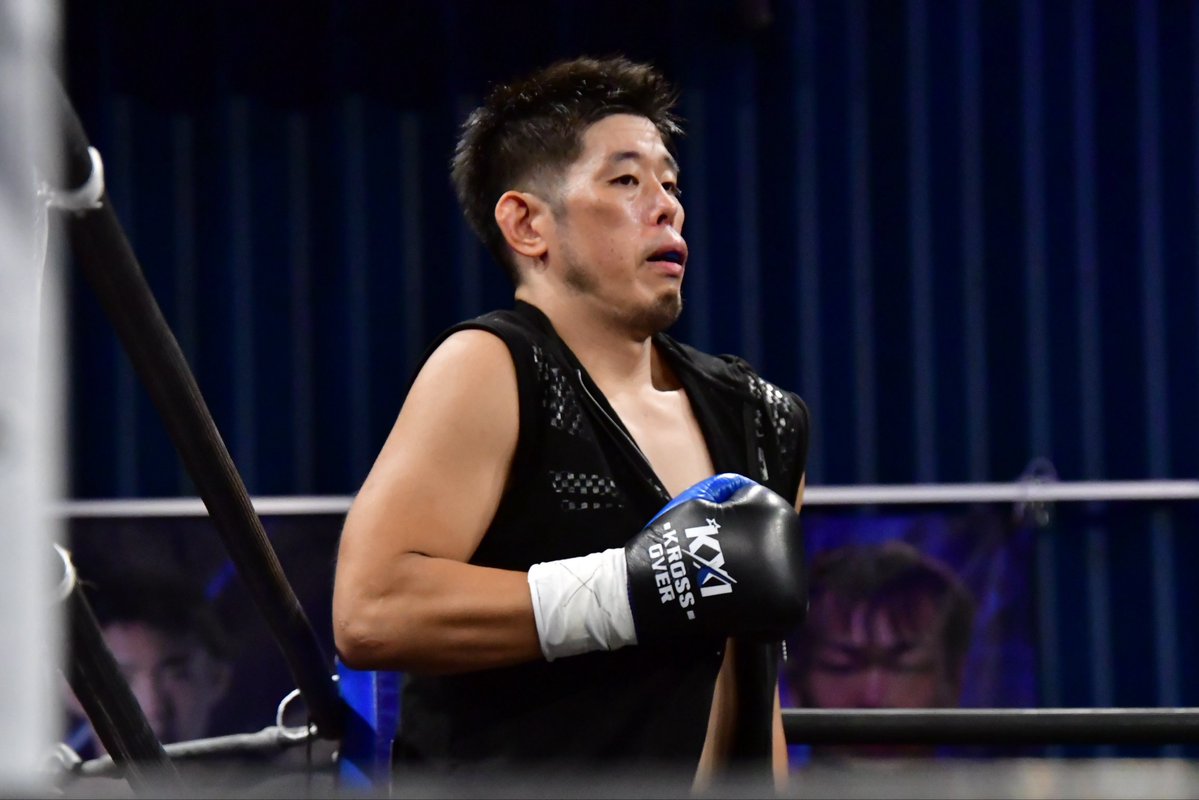 Executioner893's tweet photo. 第15試合 ヘビー級3分3R 加藤祥多郎選手（MONSTAR GYM）vs USHIDA HAYATO選手（TOKYO PARSONAL)。加藤選手のセコンドには10/11(日曜) KROSSxOVER.37でバンタム級 -53kg第2代王座決定トーナメント決勝戦に挑む同門の遠山翔太選手が付く。ノンストップのヘビー級攻防でミドルを何発も繰り出し続けた加藤選手だ。
#KROSSOVER