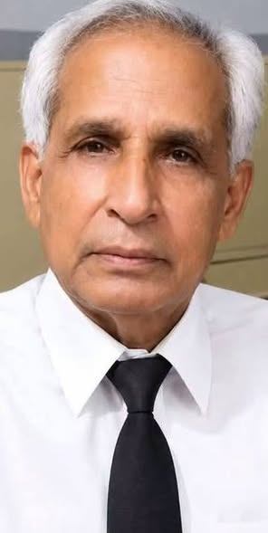 MariaBalochPK's tweet photo. یہ عبرت کی جاء ہے تماشا نہیں ہے : 
کراچی کے ایک معروف وکیل کی موت ، 
گھر قبیلہ کی بے اعتنائی اور پھر کراچی والوں نے دیکھا حیران کن منظر ۔۔۔۔۔۔ 
منظور کلہوڑو ایڈووکیٹ جب زندہ تھے تو انکے رشتہ دار بھی تھے خاندان بھی اور کلہوڑو قبیلہ بھی ان پر فخر کرتا تھا 
مگر افسوس یہ نامور وکیل زندگی کے آخری دنوں ، 
بڑھاپے اور علالت میں اپنوں کی بے اعتنائی کی وجہ سے مر گیا  ، وہ ایک کمرے کے فلیٹ میں قیام پذیر تھے ، 
شاید منتظر رہے ہونگے کہ کوئی آئے گا انکی تیمار داری کرے گا انہیں ہسپتال لے جائے گا مگر ایسا کچھ نہ ہوا ۔ 
سننے میں آیا ہے کہ انکے بیٹے بیرون ملک مقیم ہیں ، 
اہلیہ انتقال کر چکیں ، رہ گئے رشتہ دار تو انہوں نے وکیل صاحب کی بیماری اور علاج و نگہداشت کا خرچہ اپنے گلے ڈالنے کی ضرورت محسوس نہ کی ، 
یعنی کہا گیا ہمارا کیا ہے ۔۔۔ 
اور پھر ایک روز منظور احمد کلہوڑو  نے تنہائی میں اپنے کمرے میں جان جان آفرین کے سپرد کردی اس وقت انکے پاس انکا کوئی اپنا یا پرایا موجود نہ تھا ، 
دوسرے روز ہمسایوں کو پتہ چلا تو چھیپا والوں کو فون کیا گیا ، کلہوڑو صاحب کی ڈیڈ باڈی سرد خانے لے جائی گئی 
جہاں یہ ایک ہفتہ اپنوں کی منتظر رہی مگر کوئی انہیں وصول کرنے نہ آیا اس دوران وکلاء برادری کو پتہ چلا تو سندھ بار اور کراچی بار ایسوسی ایشن کے لوگ سامنے آئے  وہ منظور احمد کلہوڑو کی میت کے وارث بن گئے قانونی تقاضے پورے کرکے میت وصول کی گئی ۔ 
چھپیا کے مغسل میں انہیں غسل دیا گیا ،
 ہزاروں وکلاء کو نماز جنازہ کے وقت کی اطلاع دی گئی یوں انتقال کے ایک ہفتے بعد منظور احمد کلہوڑو کا کراچی کے وکلاء نے جنازہ پڑھا۔ 
صفوں میں ہر طرف کالے کوٹ والے ہی نظر آرہے تھے ۔ 
پھر انہیں  انہیں عیسیٰ نگری گلشن اقبال کے قبرستان میں سپردِ خاک کر دیا گیا۔
 دعا ہے اللہ کریم ایڈووکیٹ منظور احمد کلہوڑو کے درجات بلند فرمائے آمین ثم آمین