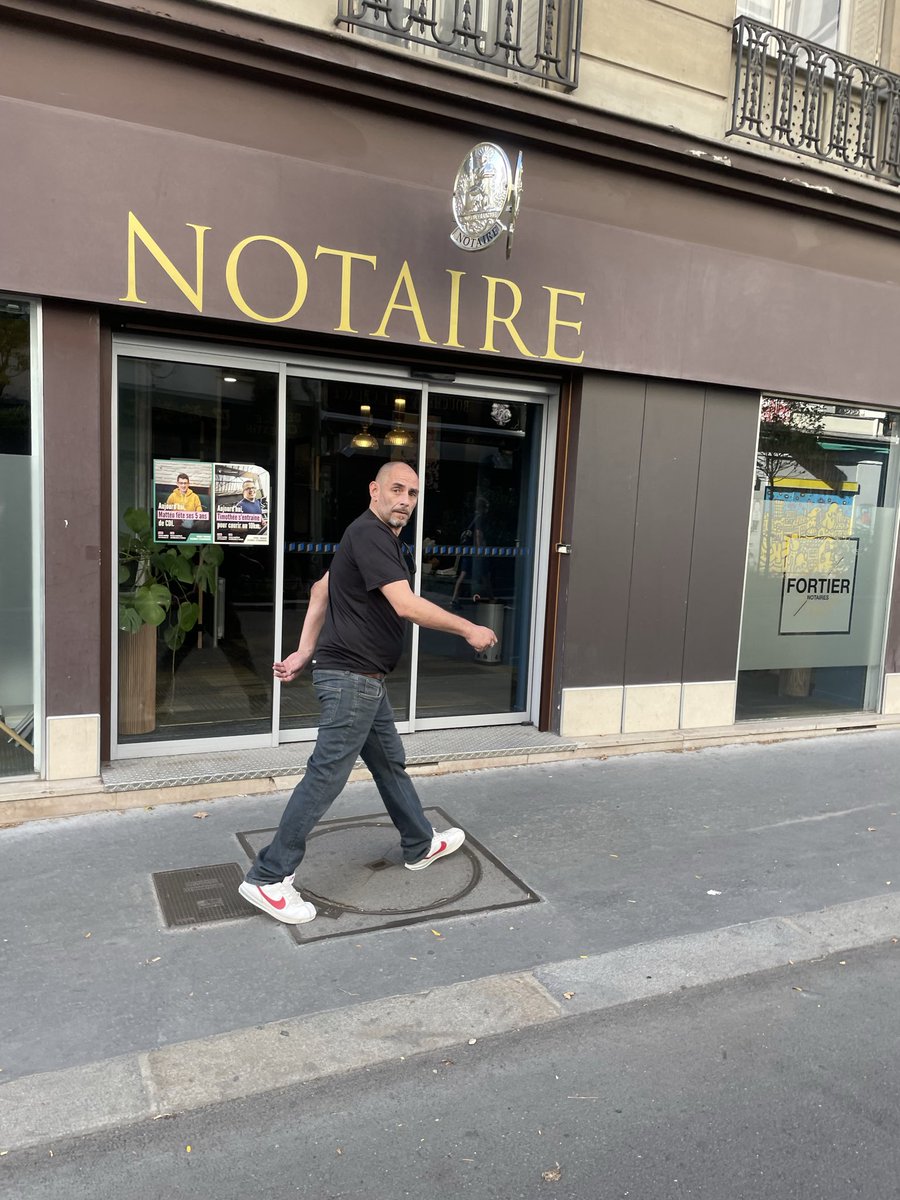 vietkrmpzh's tweet photo. Choqué par cette agression  à Paris 19e.

Je sortais du Franprix de Colonel Fabien et cet homme a agressé physiquement très violemment un homme racisé à terre après une altercation avec le caissier de Franprix, a priori exilé-sans-papiers, par un coup de pied dans le thorax. https://t.co/08J1Ur1FF3