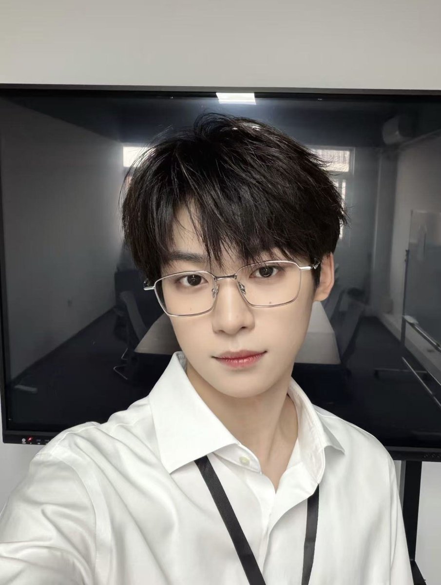 ZiYuOfficialFC's tweet photo. 01102026 ZIYU REDNOTE COMMENT

Happy holiday! One selfie 🤳

Original Post: https://t.co/FQ3KeQGtRr

#ZiYu #梓渝 https://t.co/N3qiuf9Nao