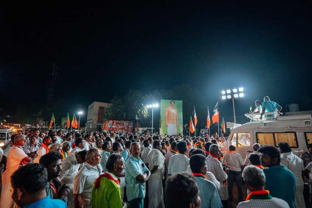NainarBJP's tweet photo. இன்றைய தினம் தாராபுரத்தில் நடைபெறவுள்ள சட்டமன்ற இடைத்தேர்தலை முன்னிட்டு, தேசிய ஜனநாயகக் கூட்டணி சார்பில் போட்டியிடும் அனைத்திந்திய அண்ணா திராவிட முன்னேற்றக் கழகத்தின் வேட்பாளர் திருமதி பானுமதி அவர்களை ஆதரித்து நடைபெற்ற தேர்தல் பிரச்சாரத்தில் பங்கேற்று, பொதுமக்களை நேரில் சந்தித்து வாக்கு சேகரிப்பில் ஈடுபட்டோம்.

பிரச்சாரத்தின் போது, தாராபுரம் தொகுதி மக்களின் எதிர்பார்ப்புகள், அவர்கள் எதிர்கொள்ளும் உள்ளூர் பிரச்சினைகள் மற்றும் தொகுதியின் முன்னேற்றத்திற்குத் தேவையான முக்கியமான நடவடிக்கைகள் குறித்து பொதுமக்களிடம் நேரில் கேட்டறிந்தோம்.

இந்த நிகழ்வில் நம் தமிழக பாரதிய ஜனதா கட்சி மற்றும் அனைத்திந்திய அண்ணா திராவிட முன்னேற்றக் கழகத்தைச் சேர்ந்த மாநில மற்றும் மாவட்ட நிர்வாகிகள், முக்கிய நிர்வாகிகள் மற்றும் கூட்டணி கட்சி நிர்வாகிகள் உடன் கலந்து கொண்டனர்.
(1/5)