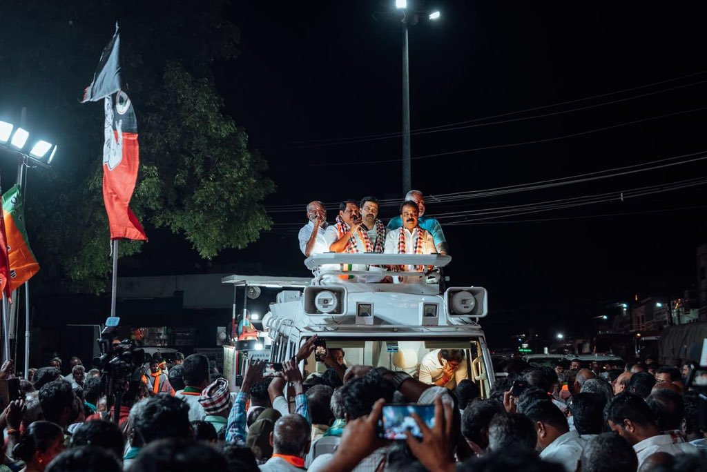 NainarBJP's tweet photo. இன்றைய தினம் தாராபுரத்தில் நடைபெறவுள்ள சட்டமன்ற இடைத்தேர்தலை முன்னிட்டு, தேசிய ஜனநாயகக் கூட்டணி சார்பில் போட்டியிடும் அனைத்திந்திய அண்ணா திராவிட முன்னேற்றக் கழகத்தின் வேட்பாளர் திருமதி பானுமதி அவர்களை ஆதரித்து நடைபெற்ற தேர்தல் பிரச்சாரத்தில் பங்கேற்று, பொதுமக்களை நேரில் சந்தித்து வாக்கு சேகரிப்பில் ஈடுபட்டோம்.

பிரச்சாரத்தின் போது, தாராபுரம் தொகுதி மக்களின் எதிர்பார்ப்புகள், அவர்கள் எதிர்கொள்ளும் உள்ளூர் பிரச்சினைகள் மற்றும் தொகுதியின் முன்னேற்றத்திற்குத் தேவையான முக்கியமான நடவடிக்கைகள் குறித்து பொதுமக்களிடம் நேரில் கேட்டறிந்தோம்.

இந்த நிகழ்வில் நம் தமிழக பாரதிய ஜனதா கட்சி மற்றும் அனைத்திந்திய அண்ணா திராவிட முன்னேற்றக் கழகத்தைச் சேர்ந்த மாநில மற்றும் மாவட்ட நிர்வாகிகள், முக்கிய நிர்வாகிகள் மற்றும் கூட்டணி கட்சி நிர்வாகிகள் உடன் கலந்து கொண்டனர்.
(1/5)