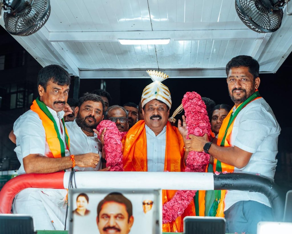 NainarBJP's tweet photo. இன்றைய தினம் தாராபுரத்தில் நடைபெறவுள்ள சட்டமன்ற இடைத்தேர்தலை முன்னிட்டு, தேசிய ஜனநாயகக் கூட்டணி சார்பில் போட்டியிடும் அனைத்திந்திய அண்ணா திராவிட முன்னேற்றக் கழகத்தின் வேட்பாளர் திருமதி பானுமதி அவர்களை ஆதரித்து நடைபெற்ற தேர்தல் பிரச்சாரத்தில் பங்கேற்று, பொதுமக்களை நேரில் சந்தித்து வாக்கு சேகரிப்பில் ஈடுபட்டோம்.

பிரச்சாரத்தின் போது, தாராபுரம் தொகுதி மக்களின் எதிர்பார்ப்புகள், அவர்கள் எதிர்கொள்ளும் உள்ளூர் பிரச்சினைகள் மற்றும் தொகுதியின் முன்னேற்றத்திற்குத் தேவையான முக்கியமான நடவடிக்கைகள் குறித்து பொதுமக்களிடம் நேரில் கேட்டறிந்தோம்.

இந்த நிகழ்வில் நம் தமிழக பாரதிய ஜனதா கட்சி மற்றும் அனைத்திந்திய அண்ணா திராவிட முன்னேற்றக் கழகத்தைச் சேர்ந்த மாநில மற்றும் மாவட்ட நிர்வாகிகள், முக்கிய நிர்வாகிகள் மற்றும் கூட்டணி கட்சி நிர்வாகிகள் உடன் கலந்து கொண்டனர்.
(1/5)