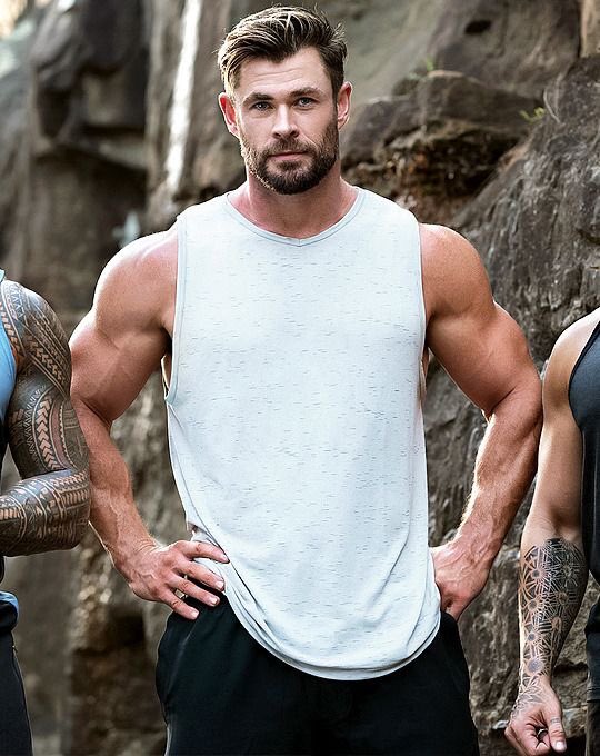 hemsfav's tweet photo. need these huge arms around my neck https://t.co/mylNyiN77C