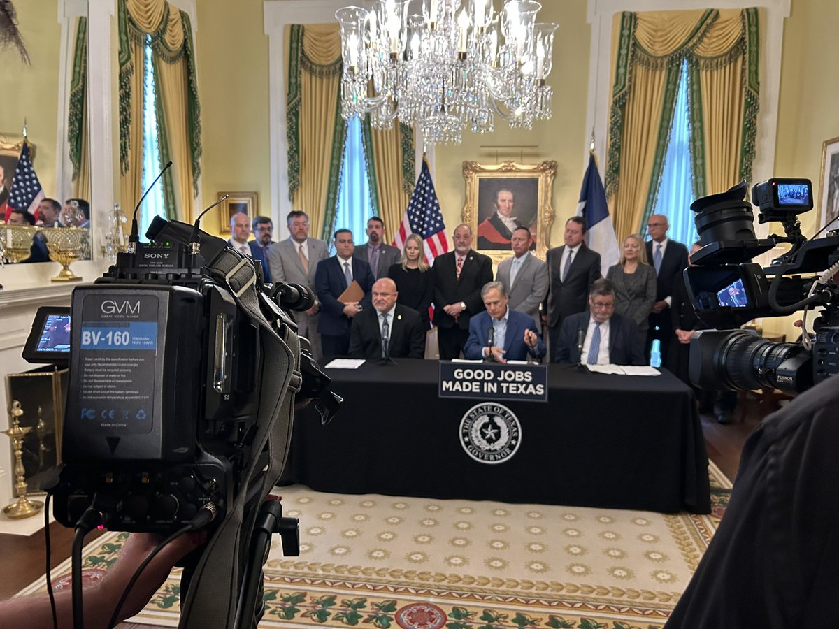 andrewlamparski's tweet photo. NEW: Gov. Abbott continues to urge Texans to use caution ahead of the potential for flash flooding along the I-35 corridor.

“We have to make it through without anybody losing their life.”

@cbsaustin https://t.co/yUkadITKuU