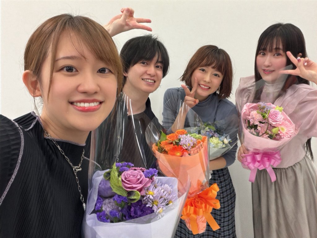 taka8rie's tweet photo. みんなでお花！💜🧡🩵🩷
#リゼロラジオ 4th season
最終回ありがとうございました！✨️

アーカイブはこれからも残りますので、ゆっくり、じっくり、何度でもリゼロのお供にしてください！📻
ここが私たちのリビングだー！

https://t.co/iwpmlmcBcM https://t.co/Nnr6w1npCY