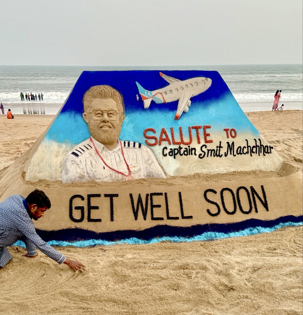 sudarsansand's tweet photo. We salute Captain Smit Machchhar for his extraordinary bravery, sacrifice and unwavering resolve to protect others. 
Praying for his speedy recovery, strength and good health. 
My sand art at Puri Beach, Odisha, carries a heartfelt message of Salute to #CaptainSmitMachchhar — Get Well Soon!