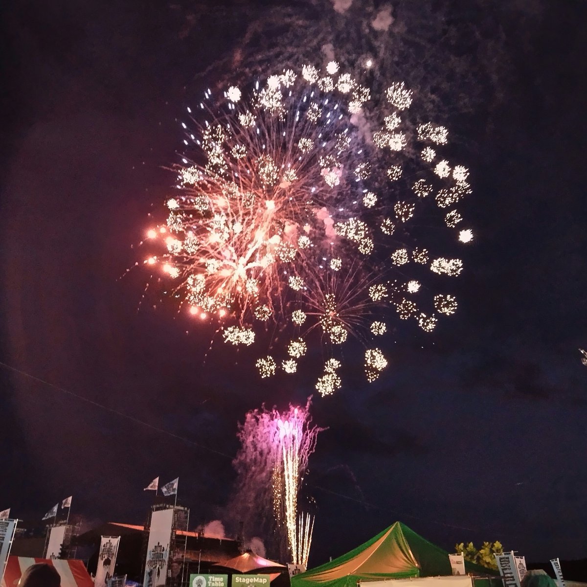 katomarumaru's tweet photo. フェスの締めは花火🎇
帰り道に立ち止まってひとり見上げてました🥹あ〜終わったなと…なんか良いフェスだったなと…またねと…🥹
来年も行けるかな？行けるよう頑張ろう！そのためにも体力つけねばね！！

#高橋優　くん主催　#acmf https://t.co/gi2OkTUM5q