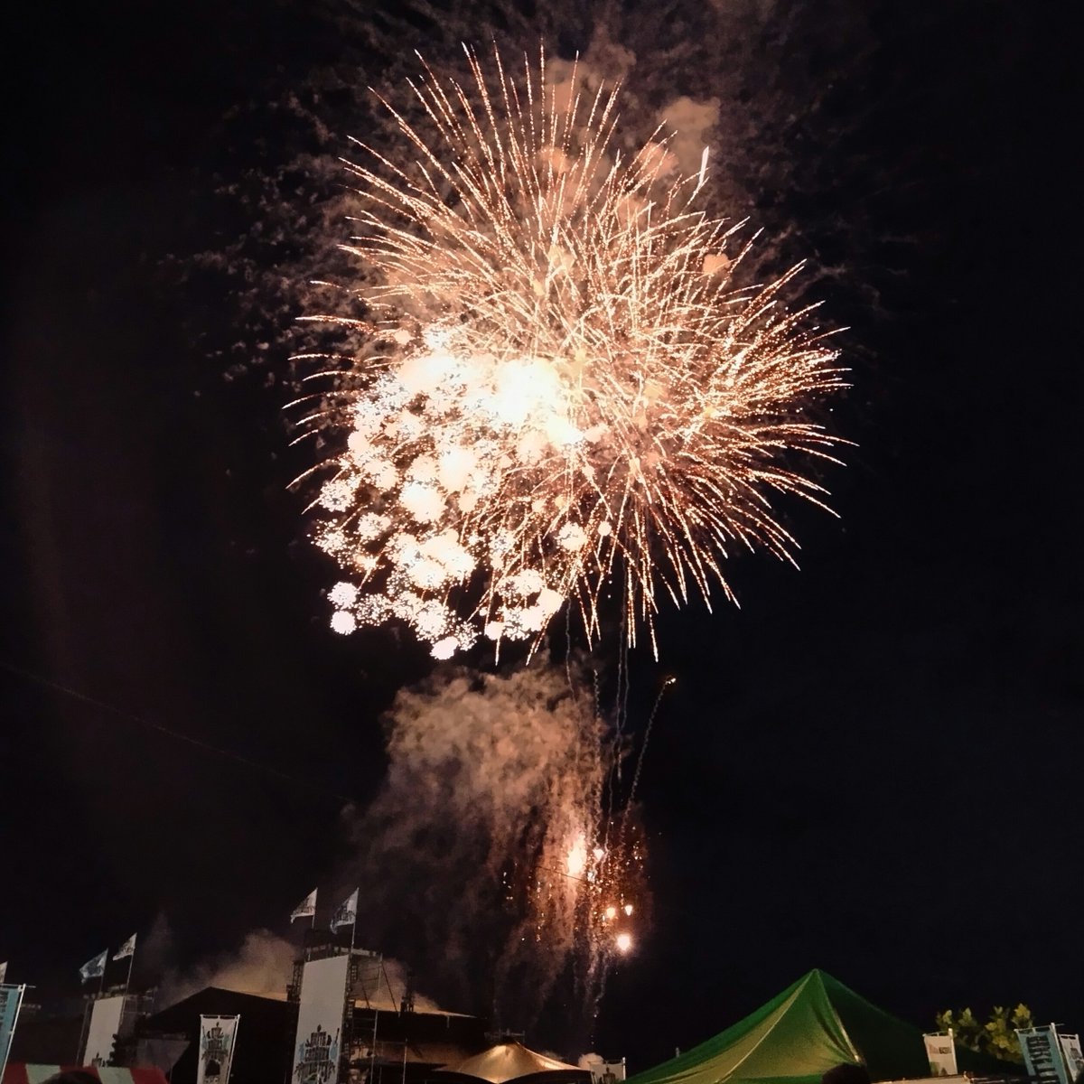 katomarumaru's tweet photo. フェスの締めは花火🎇
帰り道に立ち止まってひとり見上げてました🥹あ〜終わったなと…なんか良いフェスだったなと…またねと…🥹
来年も行けるかな？行けるよう頑張ろう！そのためにも体力つけねばね！！

#高橋優　くん主催　#acmf https://t.co/gi2OkTUM5q