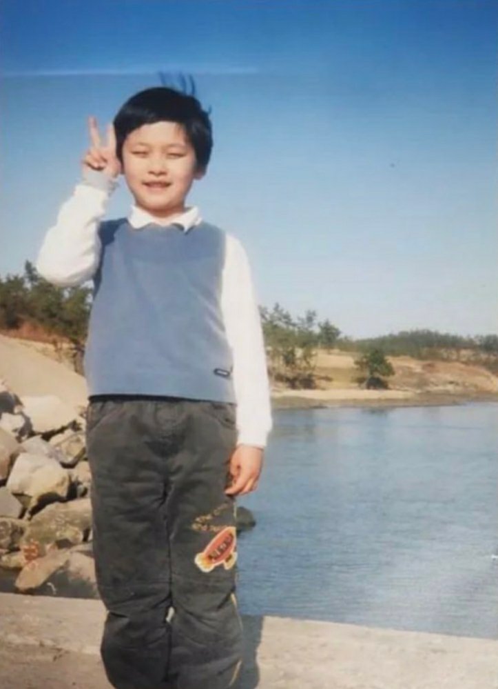 Ethereal_Seher's tweet photo. D23
In elementary school, Lee Know got scolded on his birthday for something, got upset & ran away from home ๐คญ bought a slice of cake & single serving of tteokbokki with pocket money, celebrated by eating alone in parking lot. Returned home & had mom's seaweed soup
#LeeKnowMonth https://t.co/tolGT7cbk9