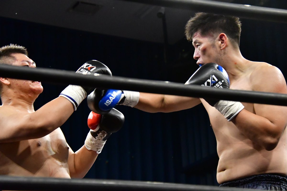 Executioner893's tweet photo. 加藤祥多郎選手がミドルで前に出るとUSHIDA HAYATO選手がパンチ連打で押し返していく試合展開に場内爆発連発。加藤選手の3-0判定勝ち。UIJINで試合を積み重ねてKROSSxOVERでプロキックボクサーとなった加藤選手は叩き上げの若きヘビー級ファイターだ。
#KROSSOVER https://t.co/dcCsAoZG7H