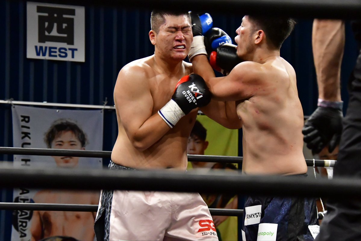 Executioner893's tweet photo. 加藤祥多郎選手がミドルで前に出るとUSHIDA HAYATO選手がパンチ連打で押し返していく試合展開に場内爆発連発。加藤選手の3-0判定勝ち。UIJINで試合を積み重ねてKROSSxOVERでプロキックボクサーとなった加藤選手は叩き上げの若きヘビー級ファイターだ。
#KROSSOVER https://t.co/dcCsAoZG7H