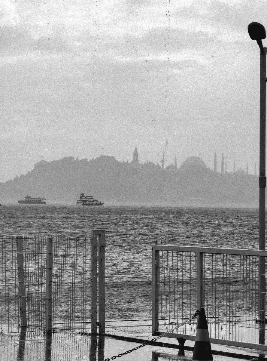 iremkamerr's tweet photo. Silüetini minarelerin ve kubbelerin oluşturduğu Fatih’in İstanbul’u.. https://t.co/nAR5it4XUB