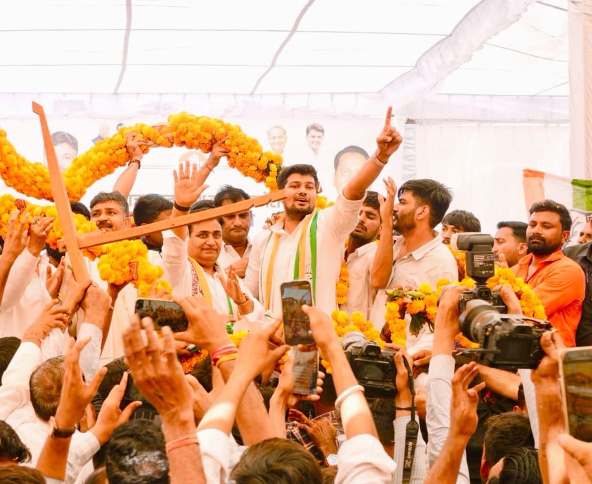 Kamlesh_Roj's tweet photo. दूदू की पावन धरा पर पधारने के लिए आदरणीय श्री गोविन्द सिंह डोटासरा जी एवं श्री टीकाराम जूली जी का हार्दिक आभार। 🙏

कमलेश रोज 
 दूदू विधानसभा 
@GovindDotasra
@TikaRamJullyINC
@Vidhyadharincp
#Dudu #Phagi #Mozmabad https://t.co/EOKmbYHE8j